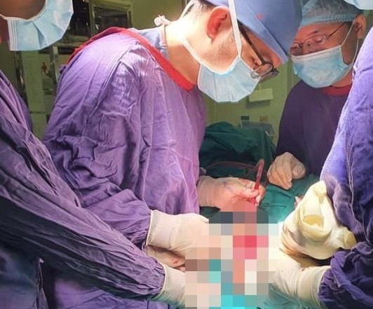 Cuu nam thanh nien bi gay 5 xuong suon hinh anh