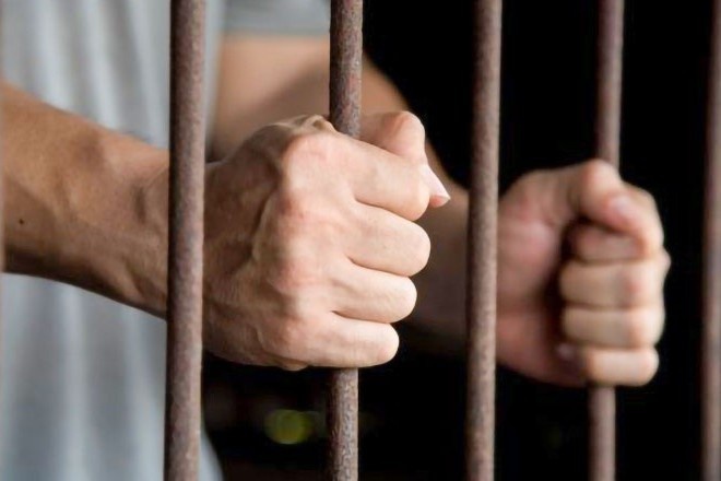 Nhieu quoc gia phat nang nguoi vi pham quy dinh cach ly dich Covid-19 hinh anh