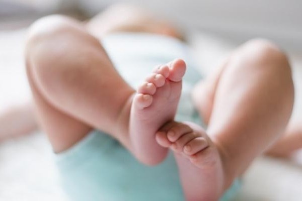 Tre de dot tu vao mua lanh do thoi quen sai lam cua cha me hinh anh