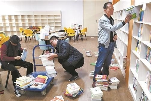 Nguoi dan ong Trung Quoc bien nha thanh thu vien cho tre hinh anh