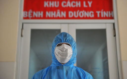 6 nguoi mac Covid-19 duoc cach ly ngay sau nhap canh hinh anh