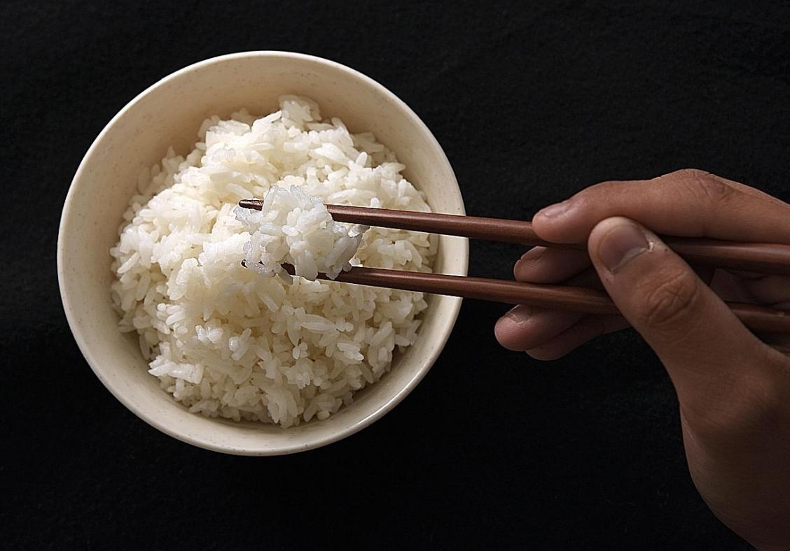 Thoi quen gay hai khi an com cua nhieu nguoi Viet hinh anh