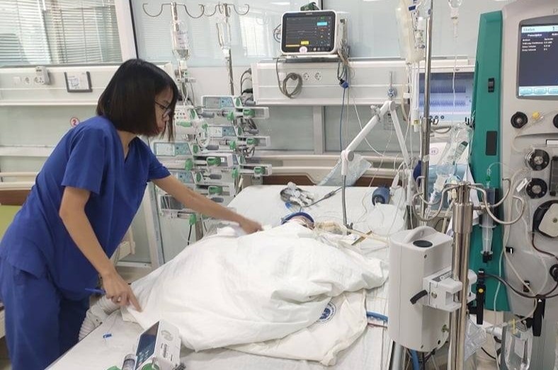 Cuu be trai bi ngung tim 3 lan hinh anh