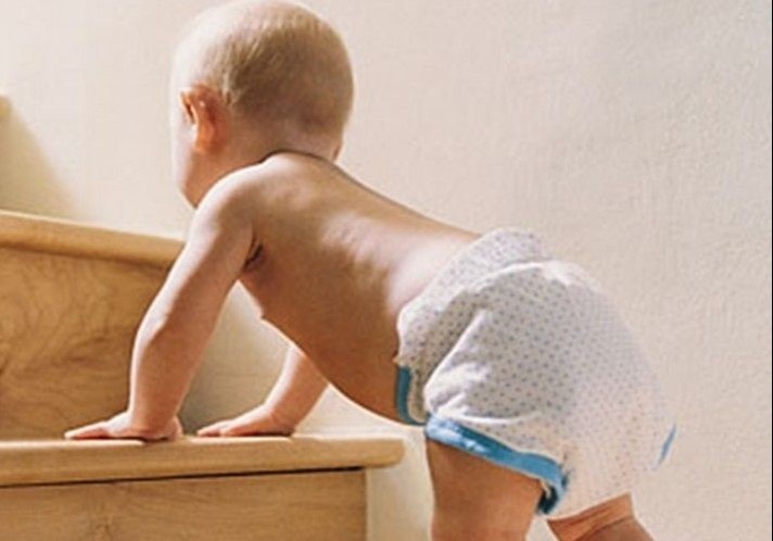 Tre bi rach luoi sau khi nga tu giuong xuong dat hinh anh