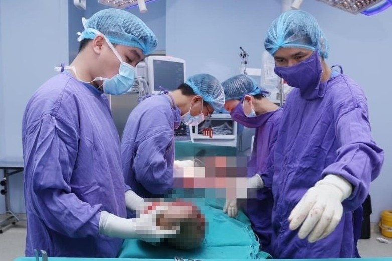 Nguoi phu nu co khoi u khong lo vat tu vai xuong mong hinh anh
