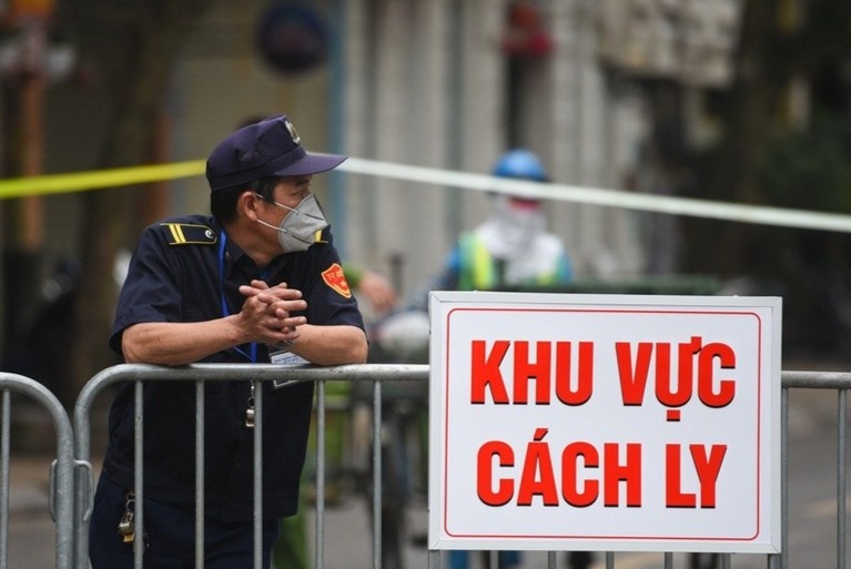 7 nguoi nhap canh mac Covid-19 hinh anh