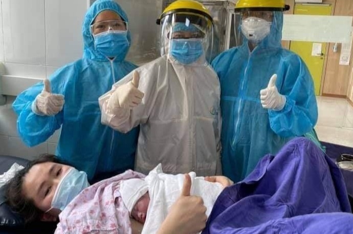 Be gai chao doi trong khu cach ly o Quang Ninh hinh anh