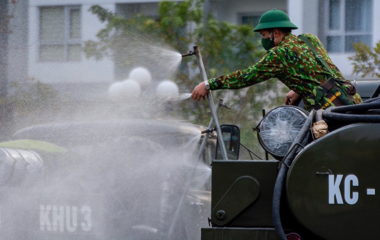 Mot nguoi o Quang Ninh tu y roi dia ban khi dang cach ly tai nha hinh anh