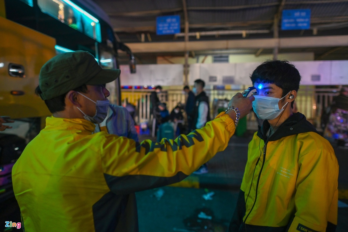 Nam cong chung vien mac Covid-19 anh 1