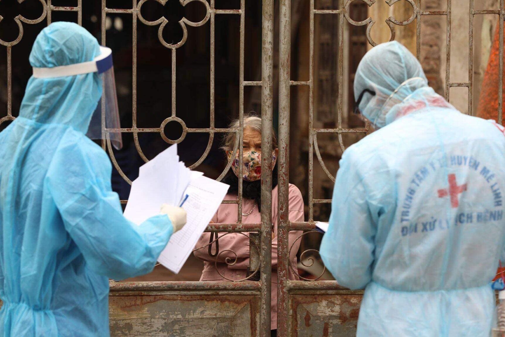 Dem giao thua cua to truy vet nCoV bien chung hinh anh