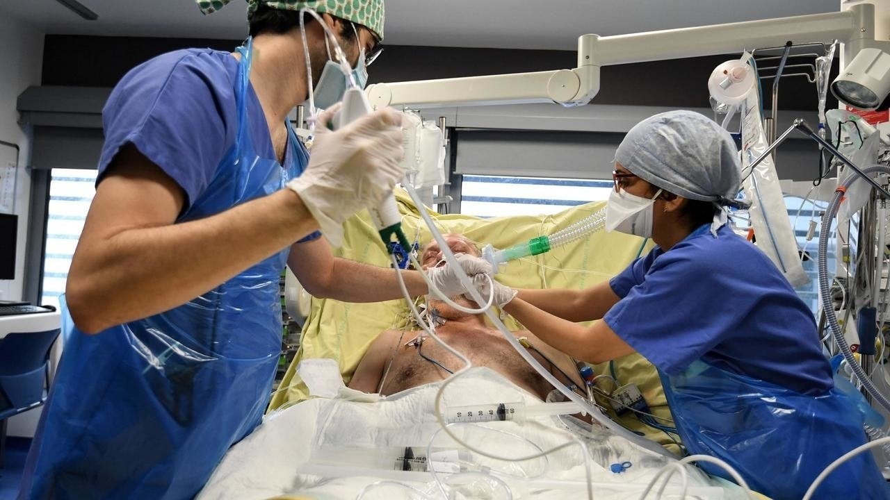 Nguoi dan ong nhiem bien chung virus moi sau mot thang khoi Covid-19 hinh anh