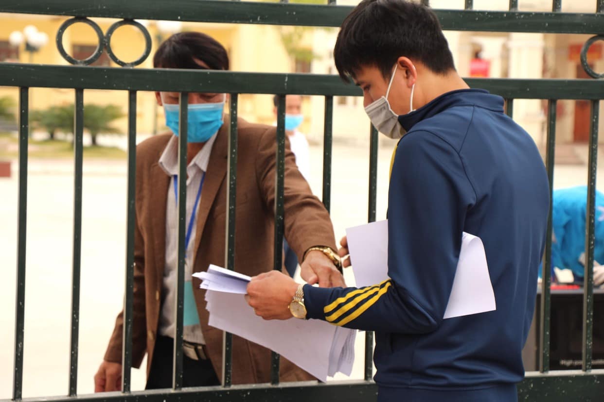 Nguoi ra vao cac khu cong nghiep o Cam Giang phai co giay xac nhan hinh anh