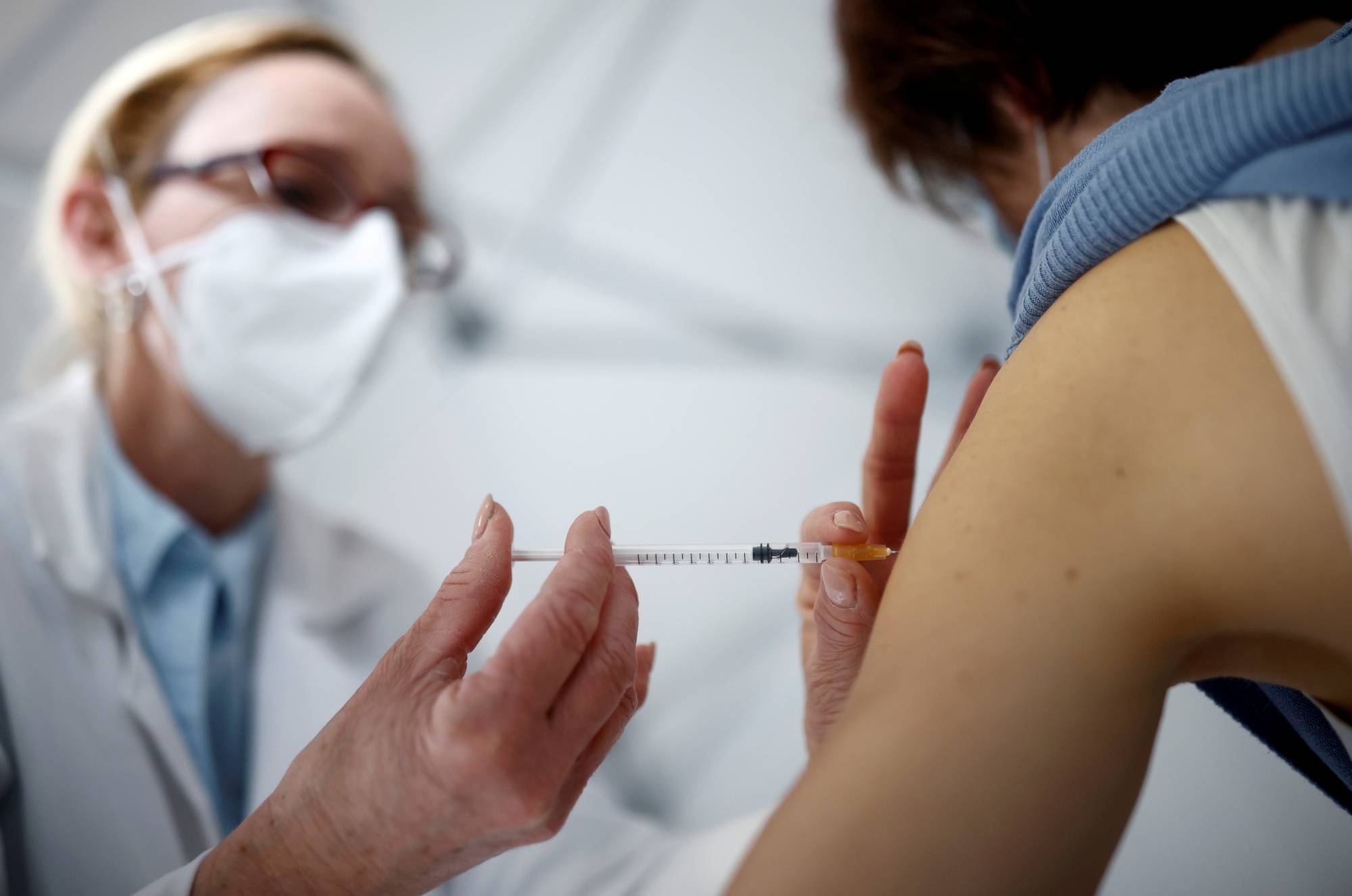 Hieu qua chong nCoV cua vaccine AstraZeneca san xuat hinh anh