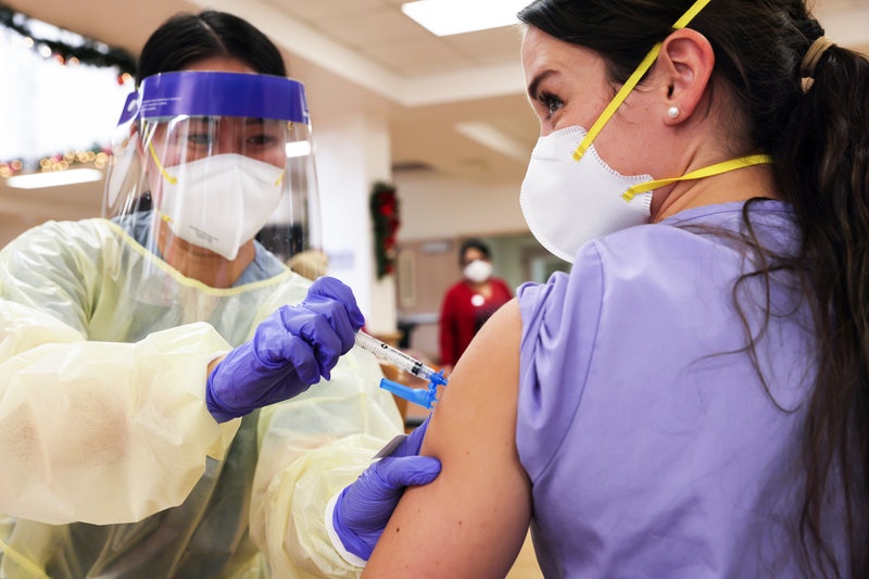 Dieu nen lam truoc va sau khi tiem vaccine Covid-19 hinh anh