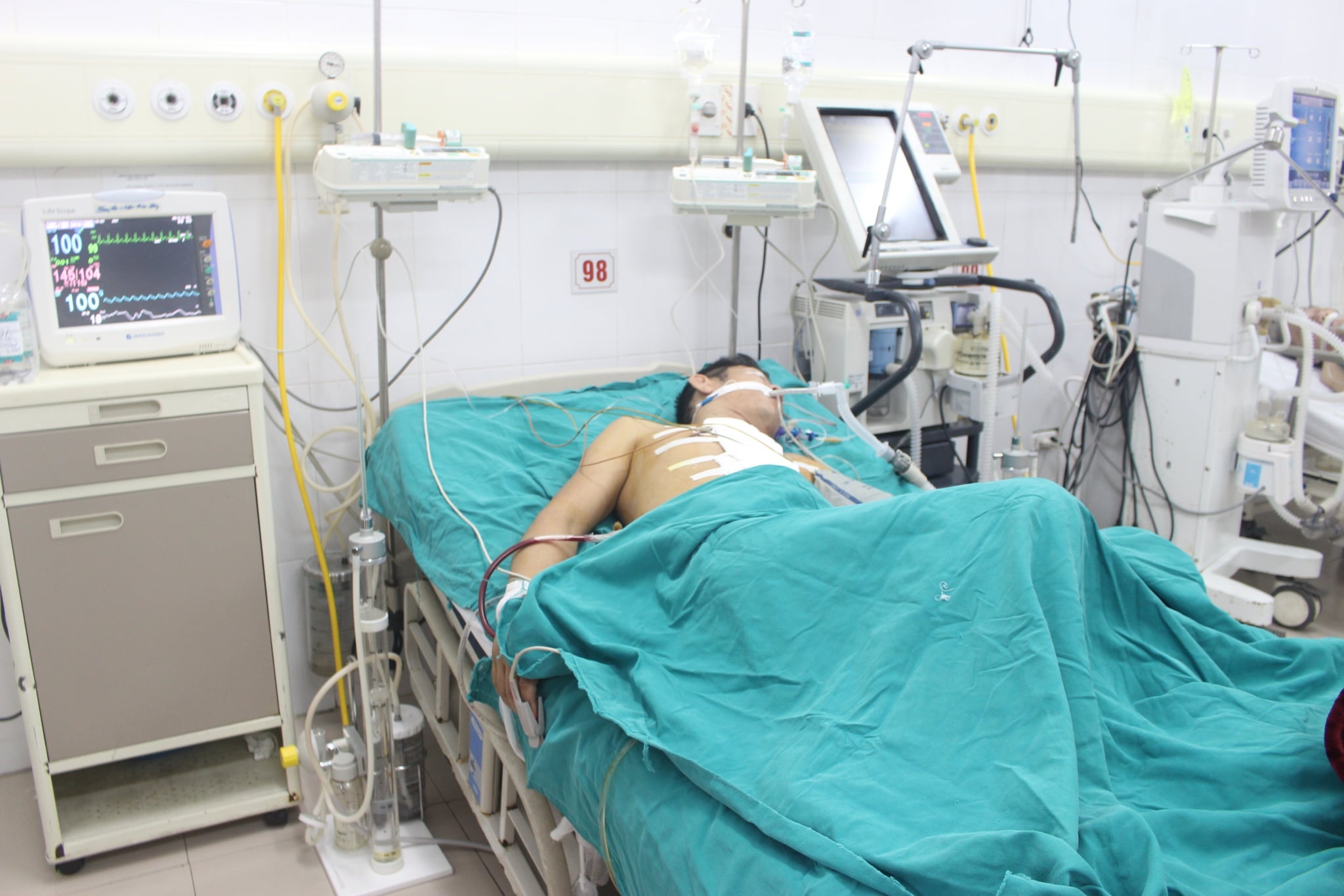Xuyen dem cuu nguoi dan ong bi vet thuong thau tim hinh anh