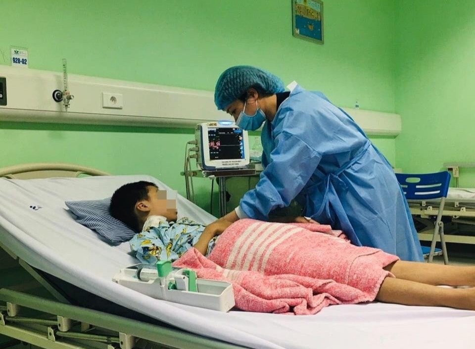 Sung mat keo dai, be trai duoc phat hien bi suy than giai doan cuoi hinh anh