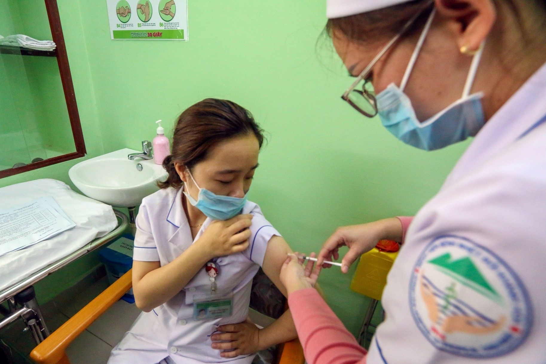 Hon 10.000 nguoi tai Viet Nam da tiem phong vaccine ngua Covid-19 hinh anh