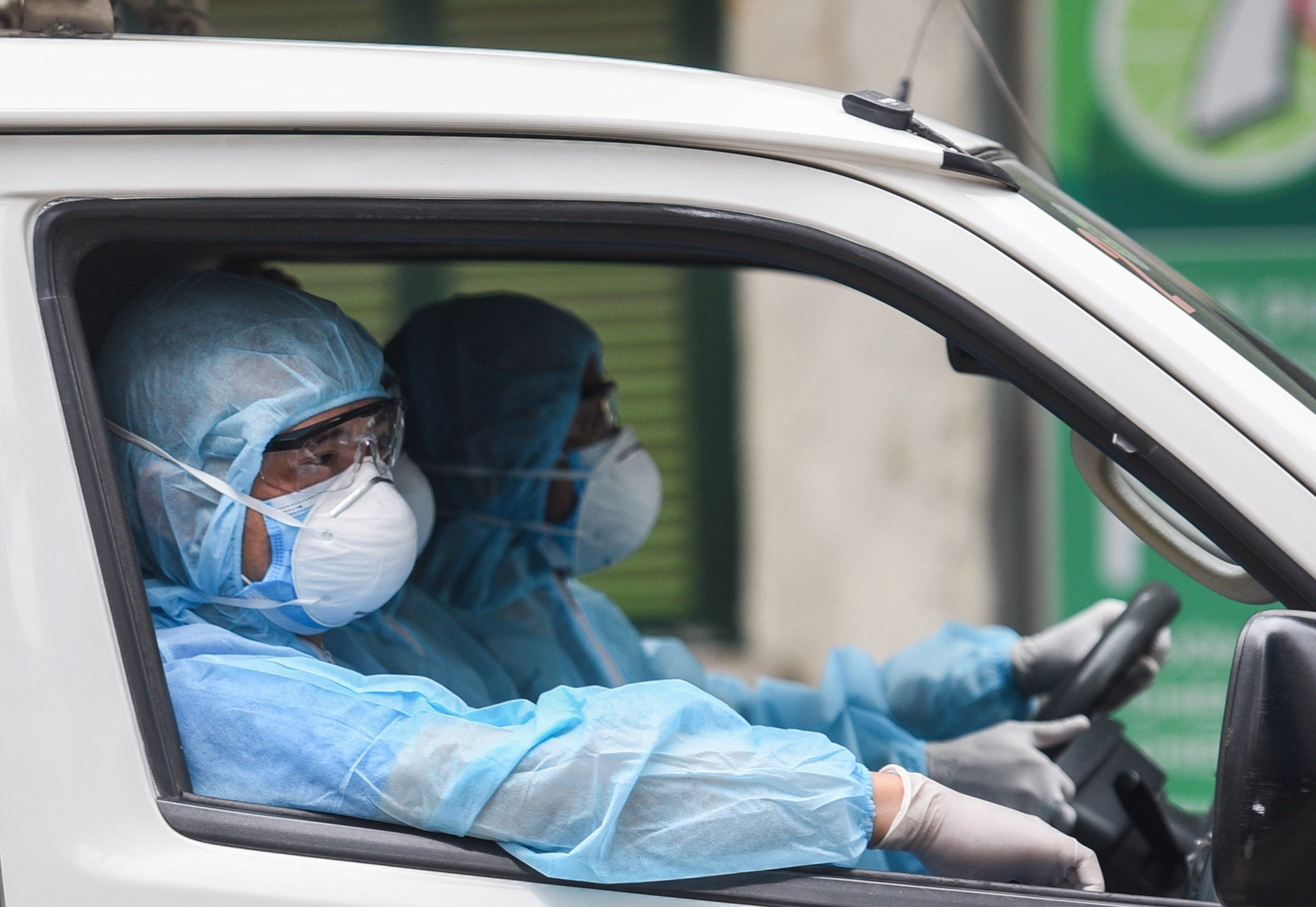 4 nguoi tro ve tu nuoc ngoai mac Covid-19 hinh anh