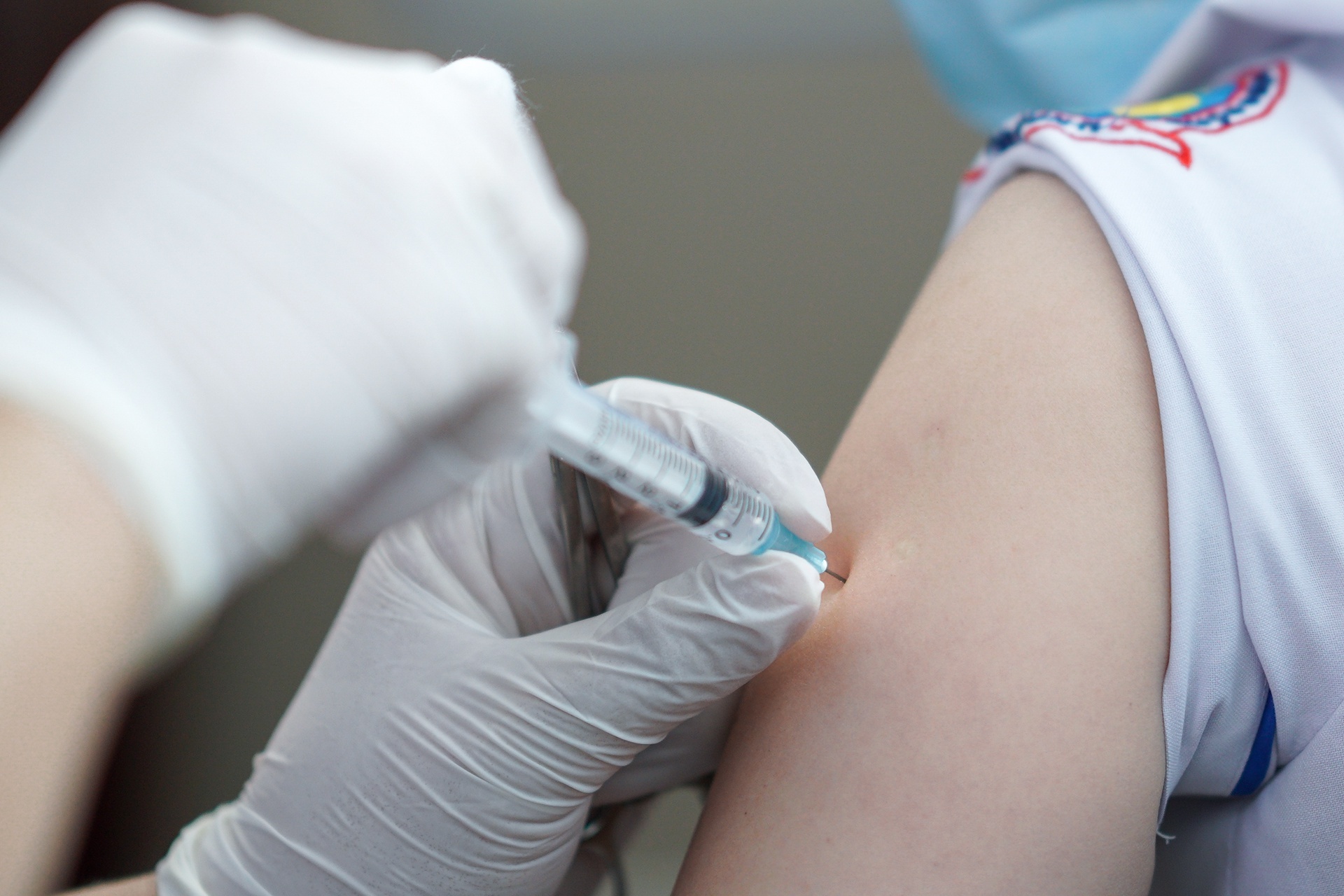 Bao nhieu nguoi o Viet Nam co phan ung nang sau tiem vaccine Covid-19? hinh anh