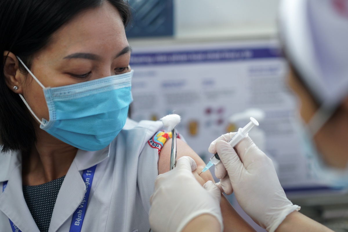 Tiem vaccine Covid-19 la bien phap quan trong de ngan dich bung phat hinh anh