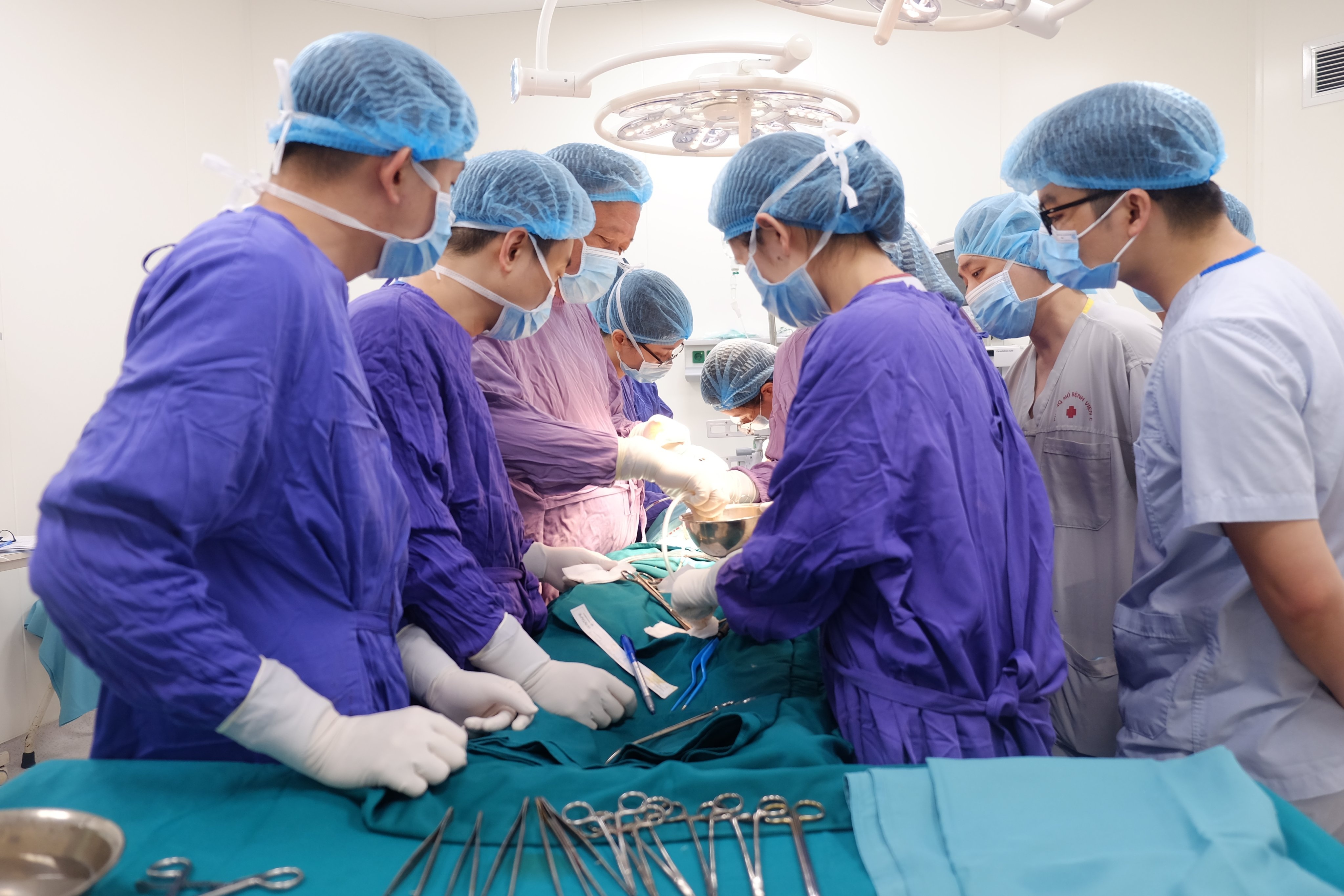 Nguoi dan ong bi chay cut vung kin do bong dien cao the hinh anh