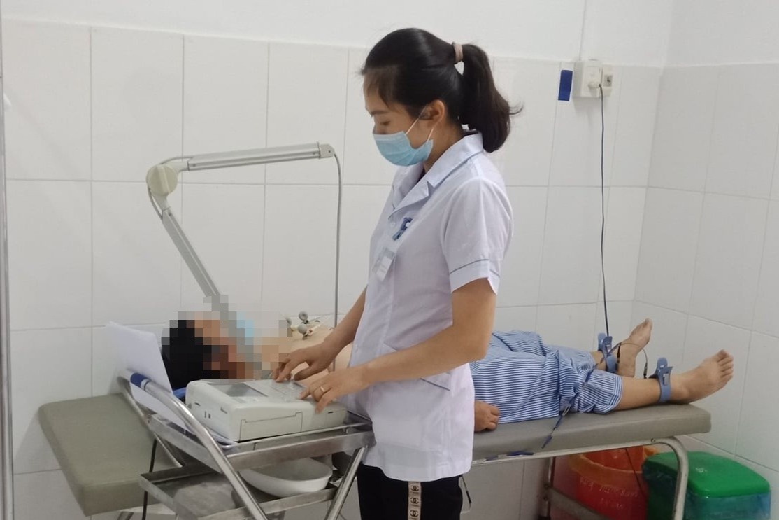 nguoi phu nu bat ngo bi tang nhip tim kich phat anh 1