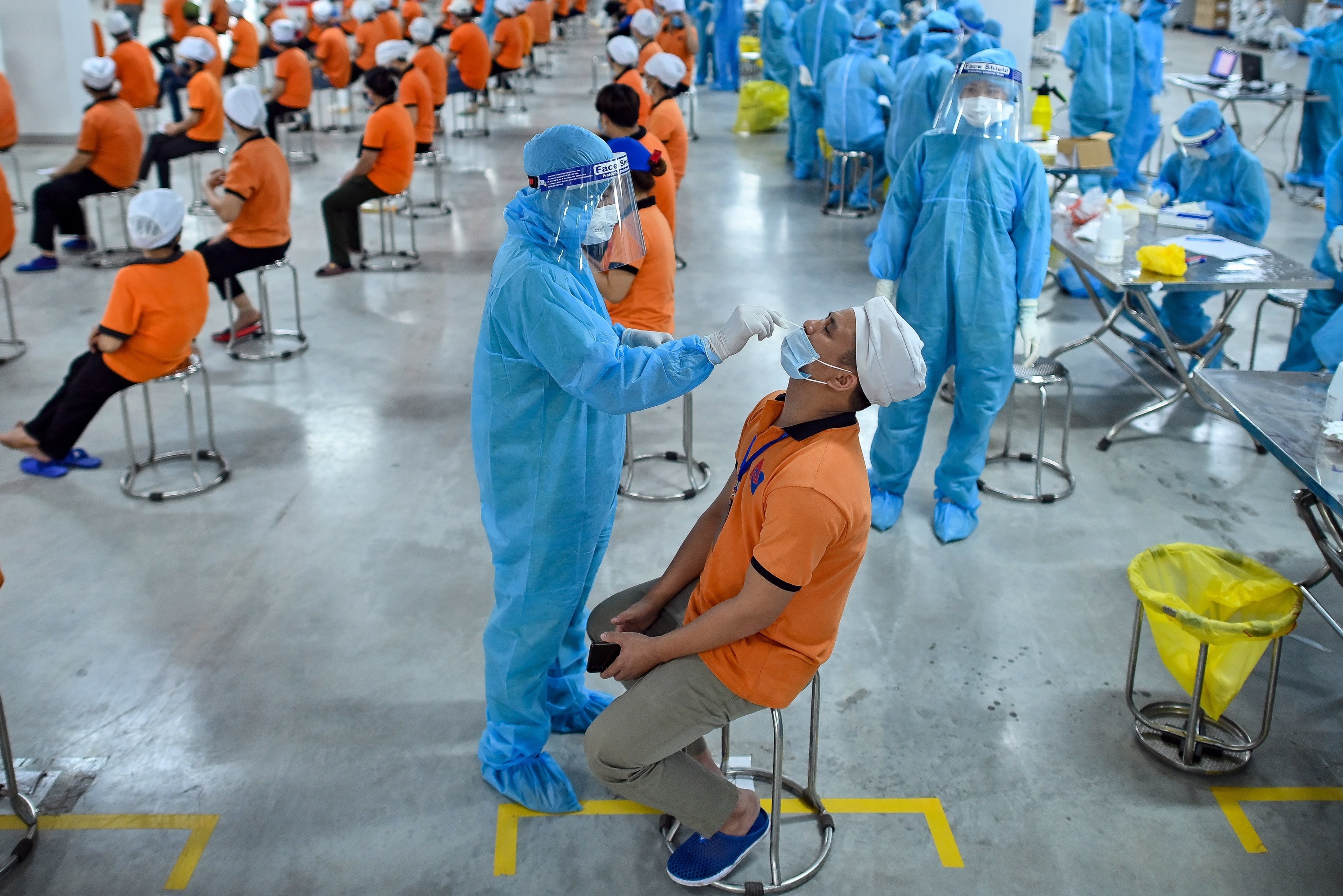 Nhung nguoi duoc test nhanh nCoV hang tuan hinh anh