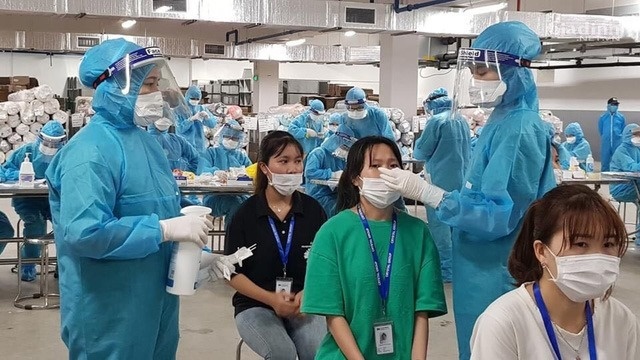 Nhan vien y te chi vien Bac Giang: 'Lay mau xet nghiem den 2h sang' hinh anh