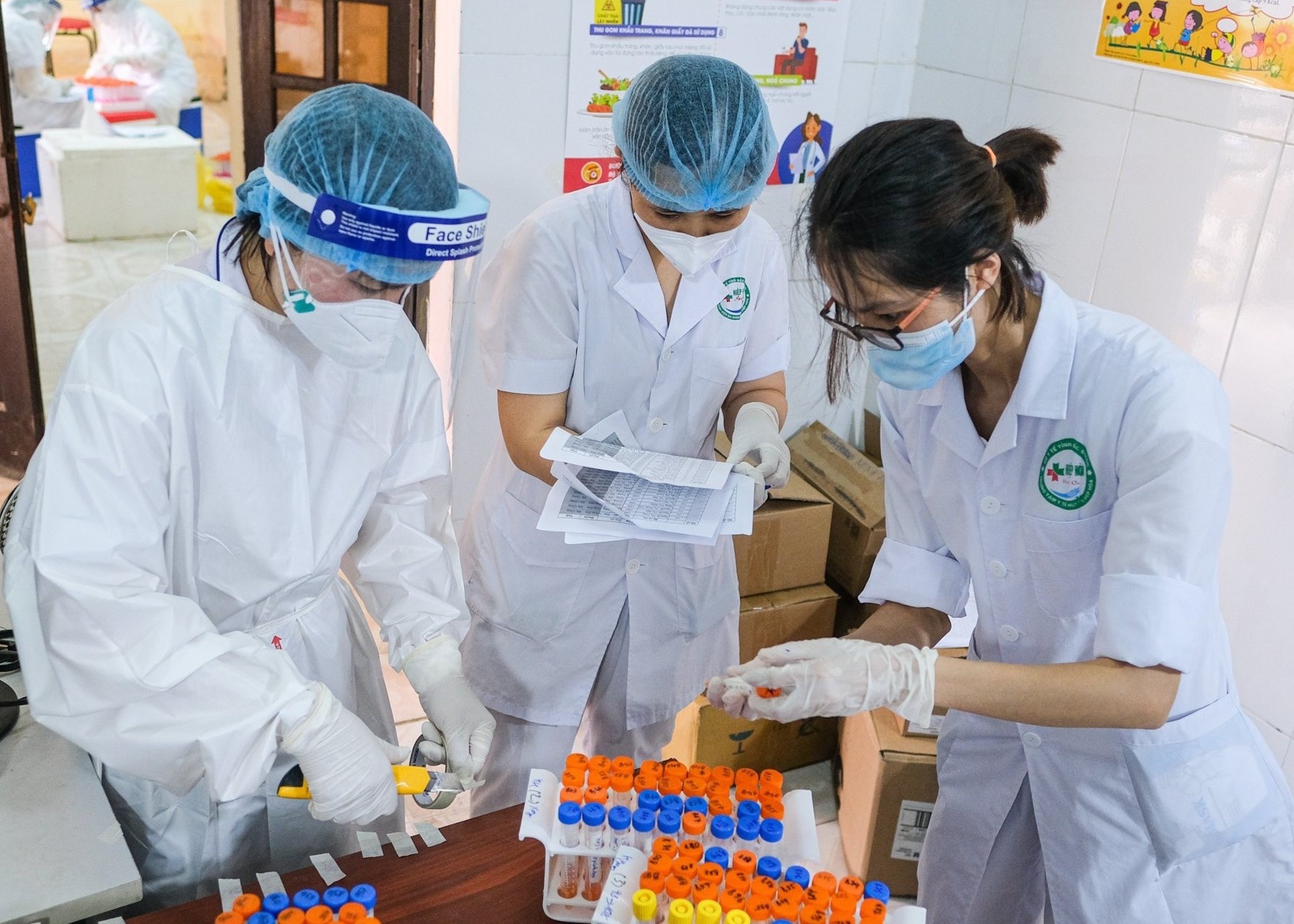 Bac Giang sang loc hon 35.000 mau xet nghiem Covid-19 mot ngay hinh anh
