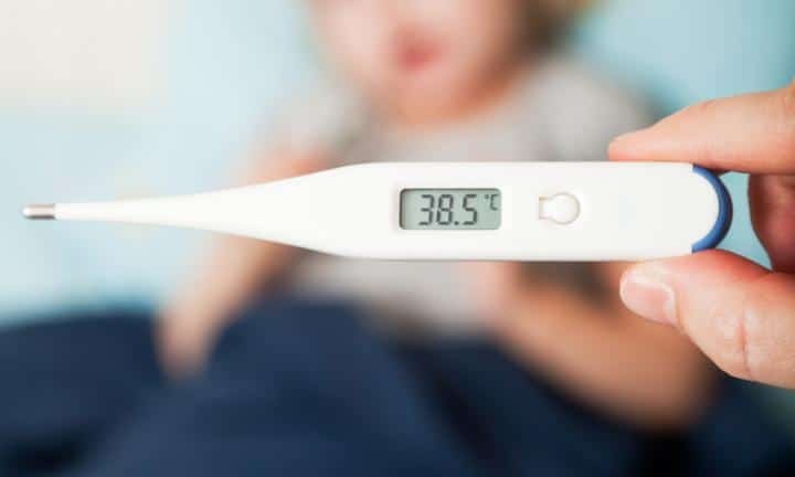 Toi co duoc tiem vaccine Covid-19 khi dang bi sot? hinh anh