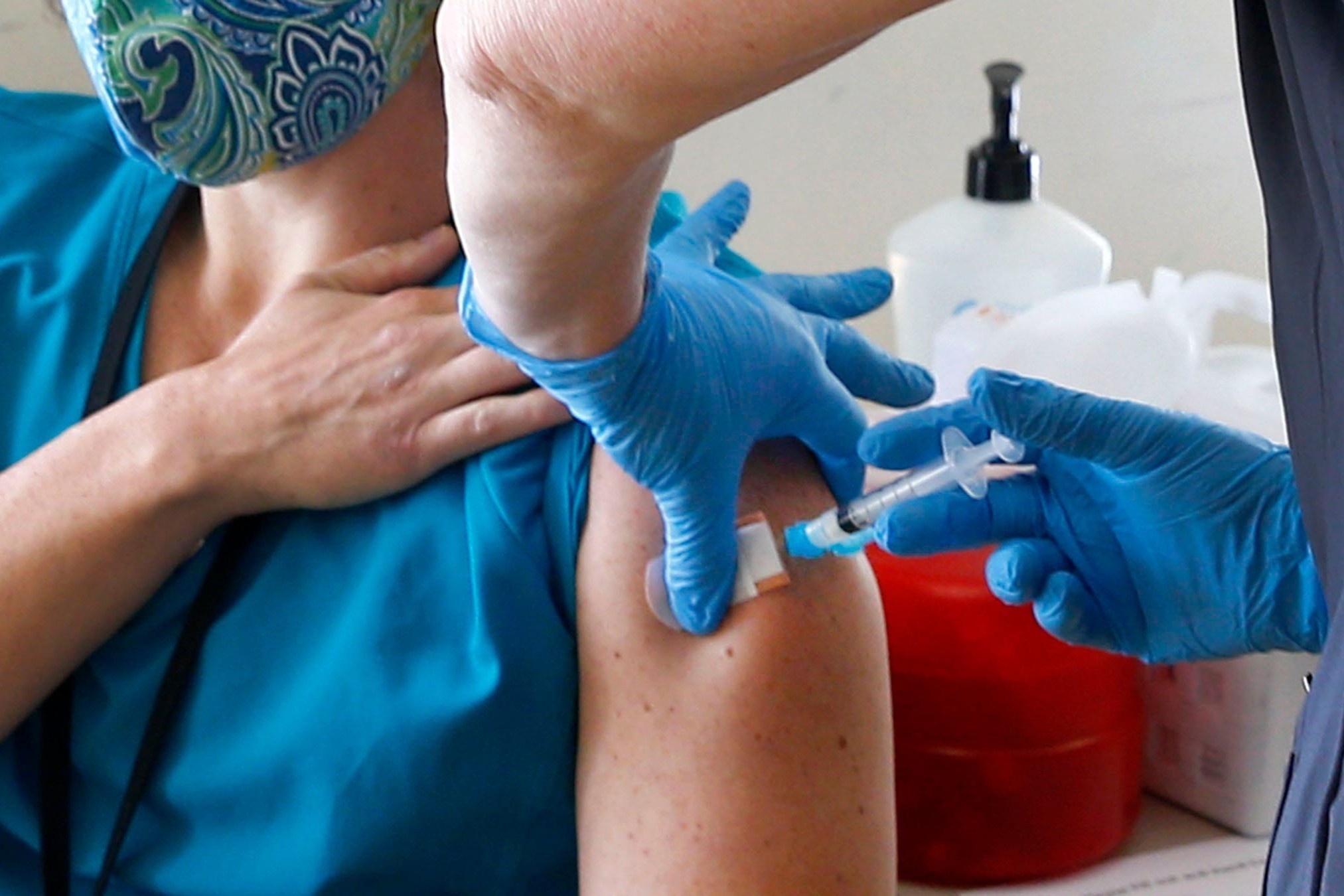 Nhom nguoi de gap tac dung phu khi tiem vaccine cua Pfizer hinh anh