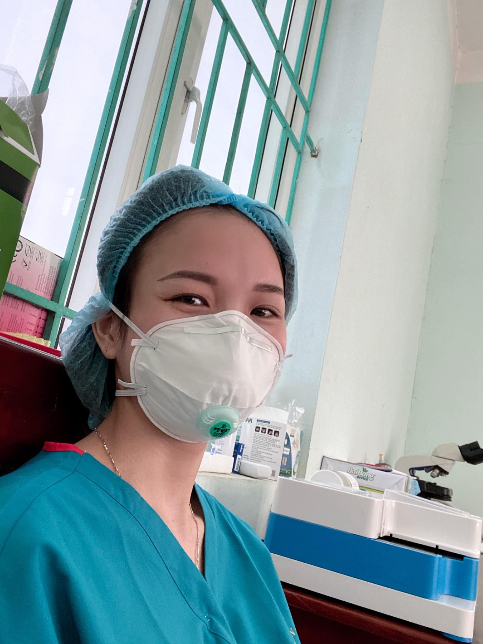 con gái khóc khi thấy mẹ trên tivi ảnh 2 con gai khoc khi thay me tren tivi anh 2