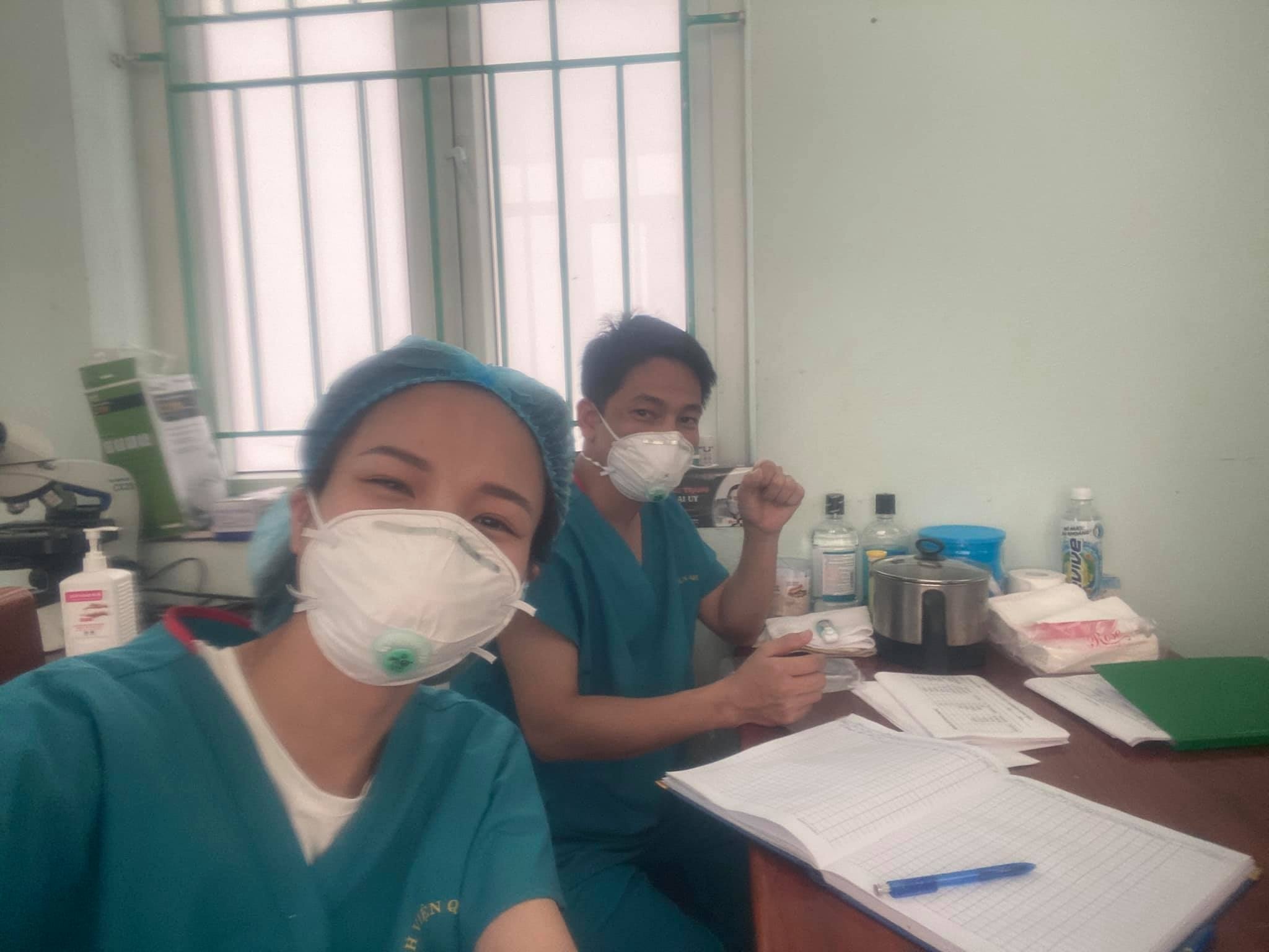 con gai khoc khi thay me tren tivi anh 4