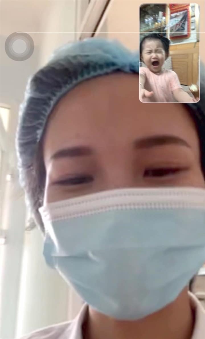 con gái khóc khi thấy mẹ trên tivi ảnh 3 con gai khoc khi thay me tren tivi anh 3