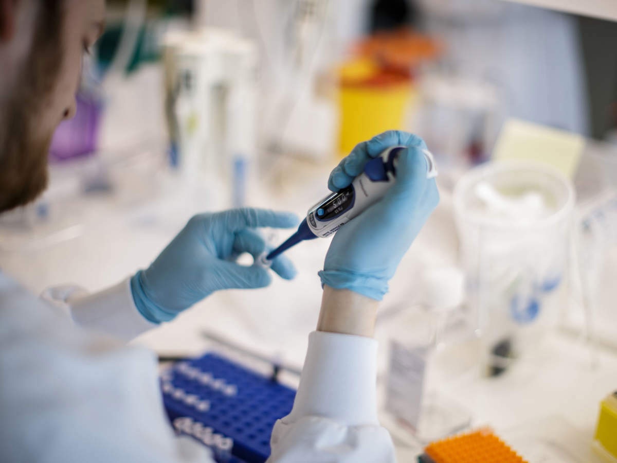 Nam cong nhan tu vong khong lien quan viec tiem vaccine Covid-19 hinh anh