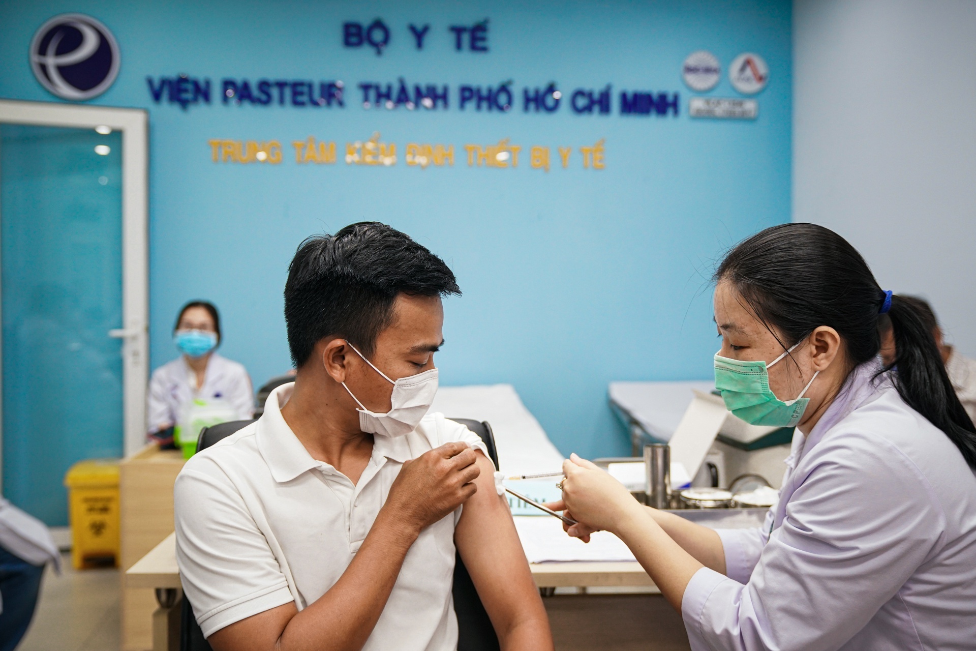 Nguoi dan o TP.HCM can chuan bi gi khi duoc tiem vaccine Covid-19? hinh anh