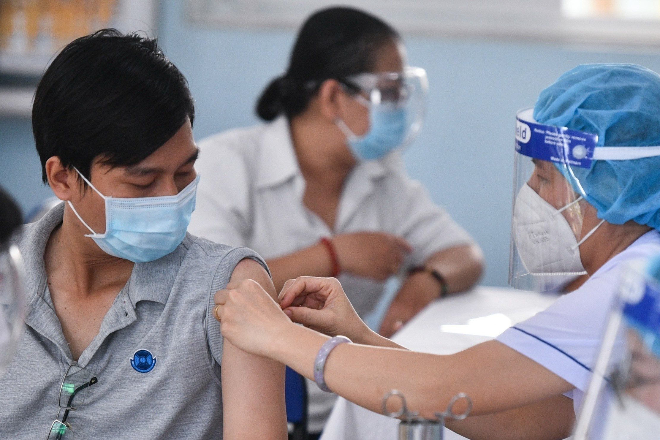 Thuc pham nen tranh sau khi tiem vaccine Covid-19 hinh anh