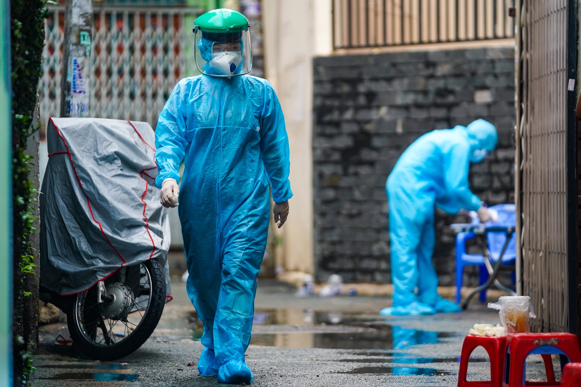 Lo la phong dich, 50 nguoi trong mot hem tai quan 4 nghi nhiem nCoV hinh anh