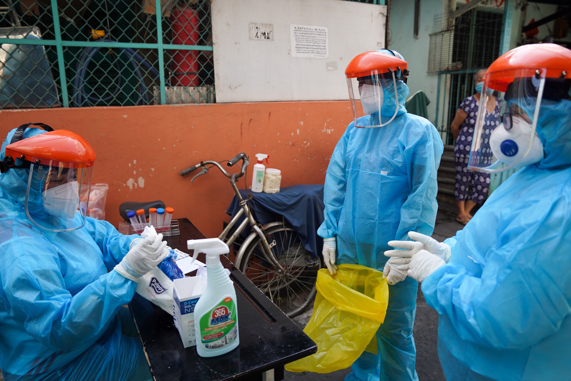 TP.HCM phat hien 24 benh nhan Covid-19 chua ro nguon lay hinh anh