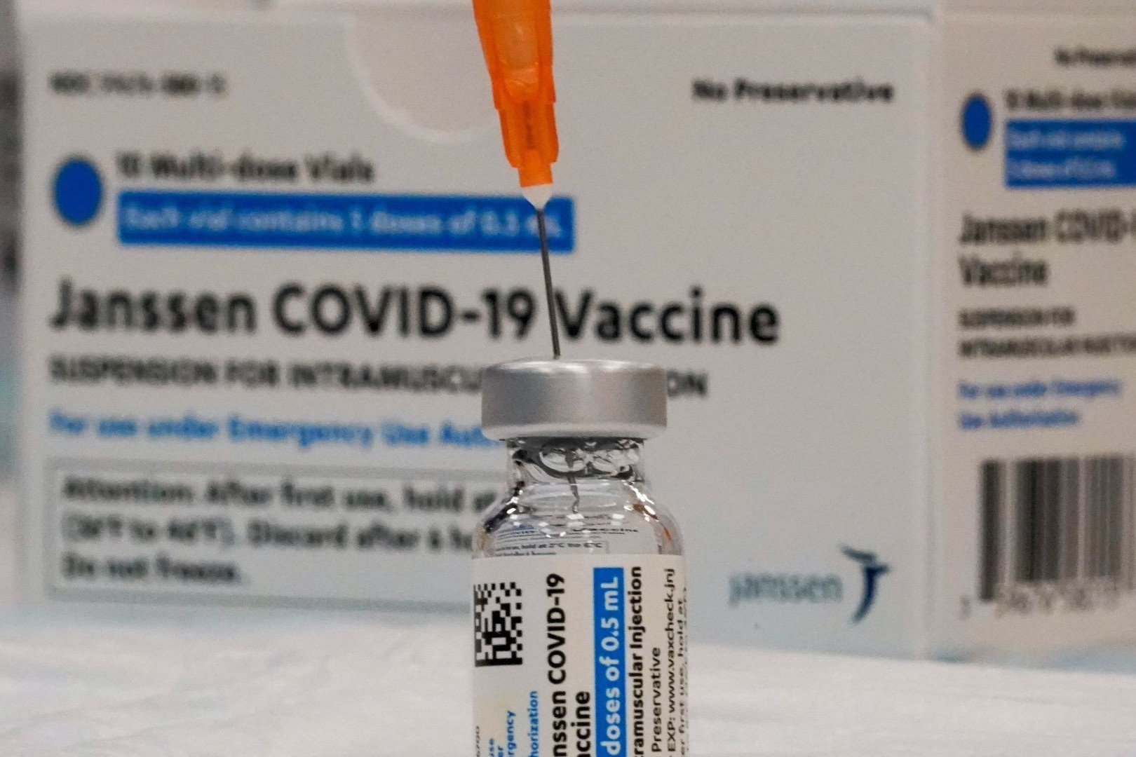 Vaccine Covid-19 mot lieu chong lai bien chung, mien dich tren 8 thang hinh anh