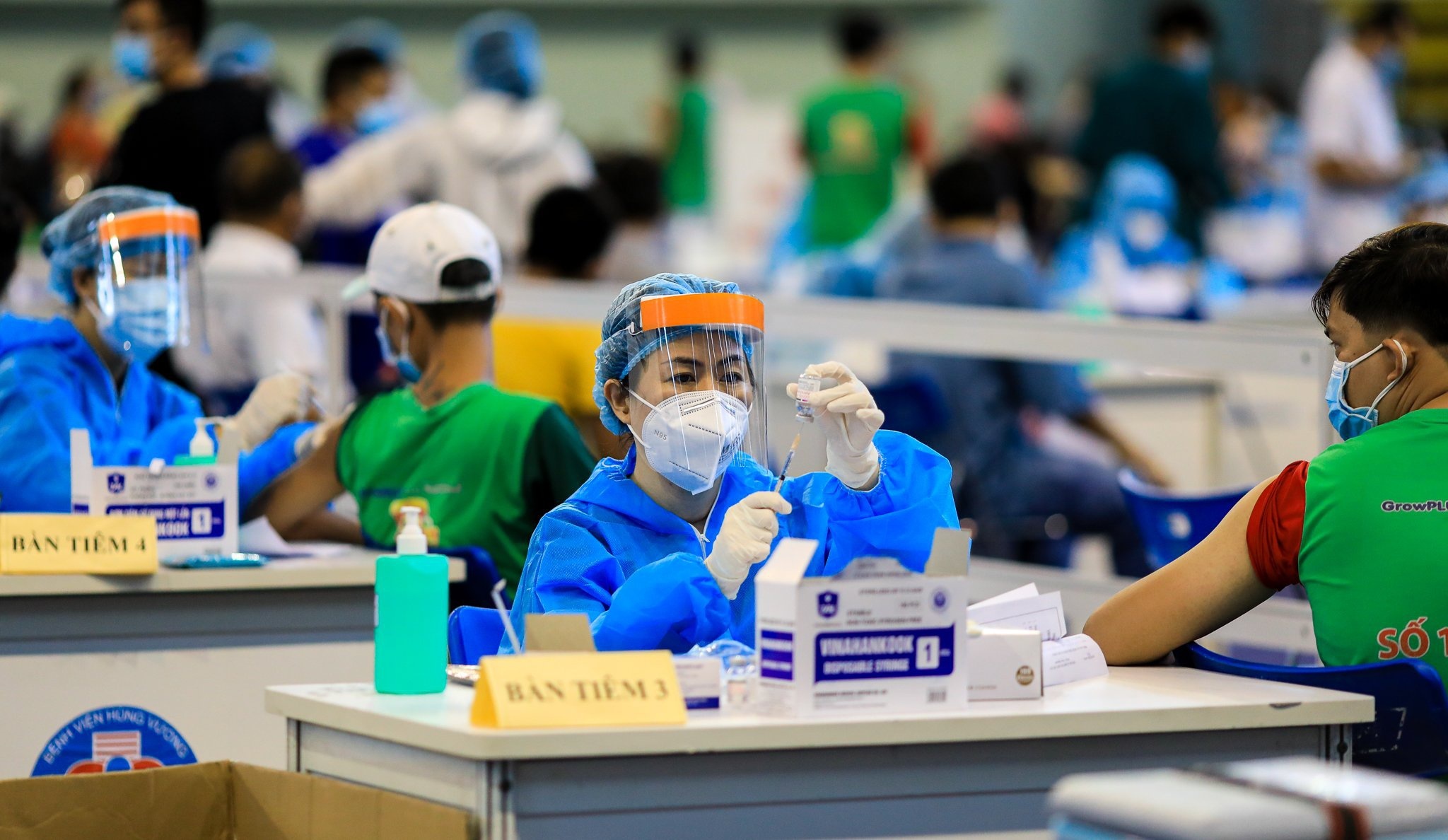 Viet Nam bat dau chien dich tiem vaccine Covid-19 lon nhat lich su hinh anh