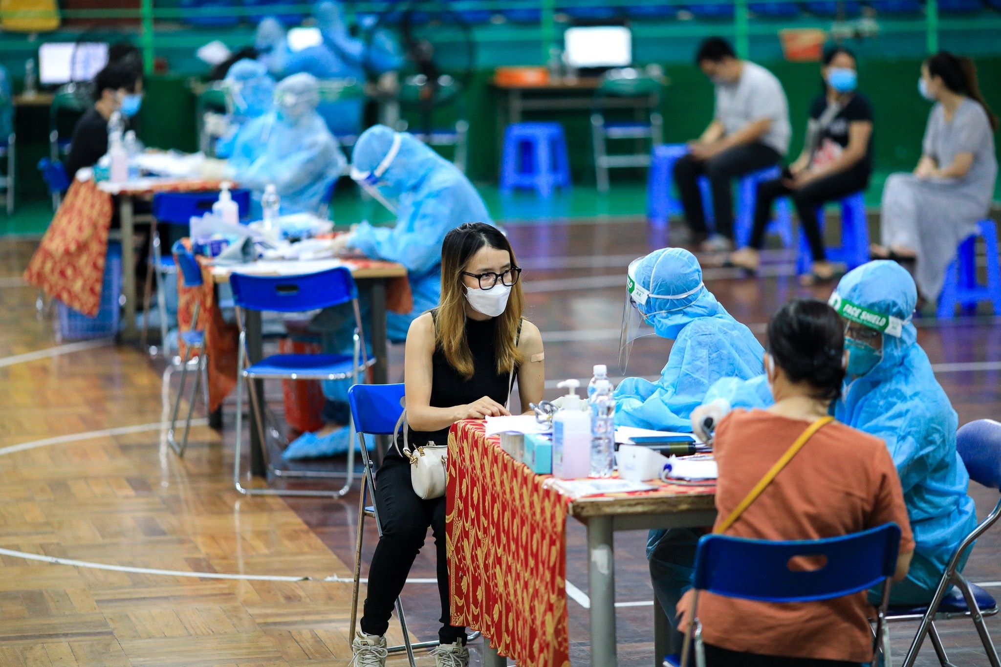 Tiem vaccine Covid-19 anh 1