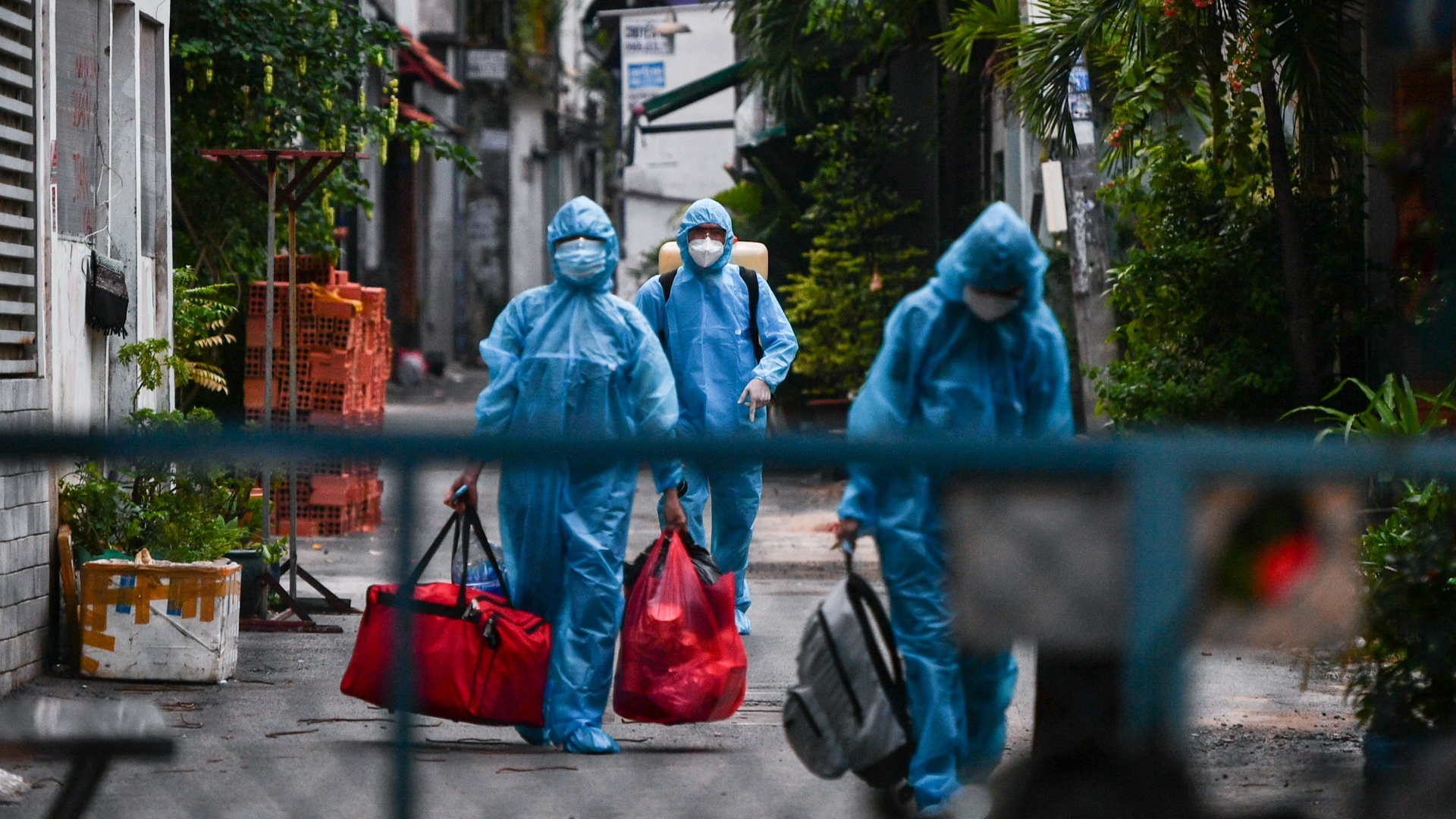 nhan vien y te tham gia chong dich tai TP.HCM anh 1