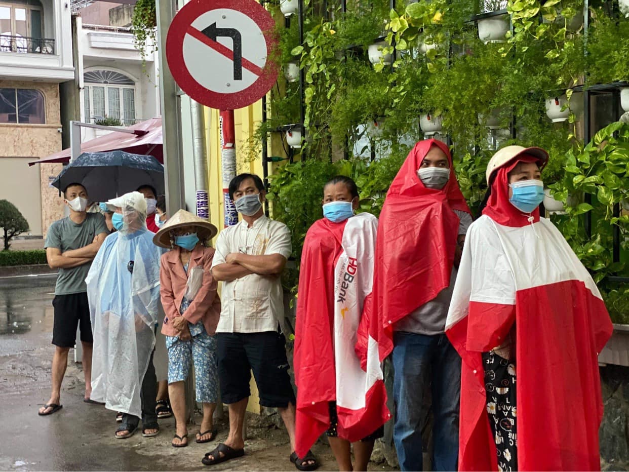 Nguoi dan quan Binh Thanh doi mua di lay mau xet nghiem Covid-19 hinh anh