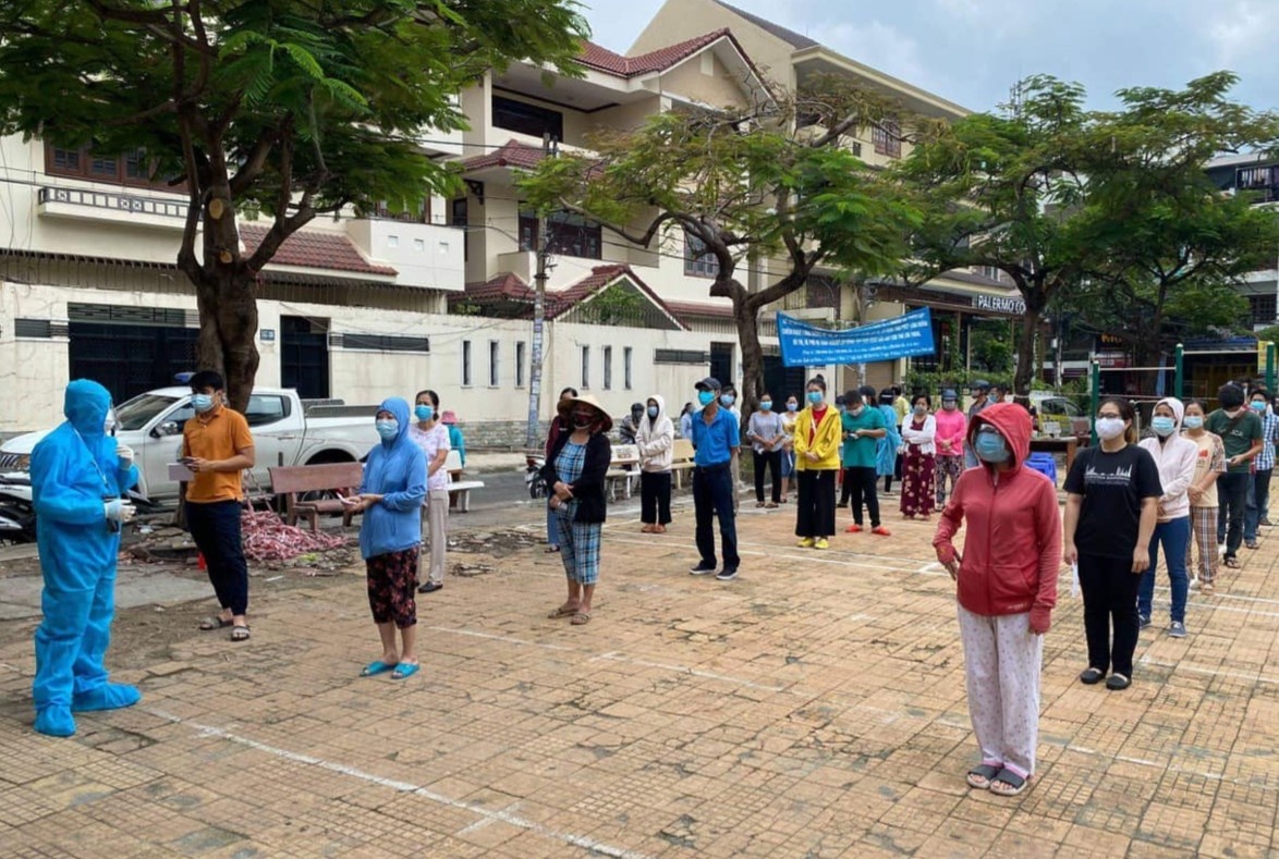 doi mua di lay mau xet nghiem Covid-19 anh 1