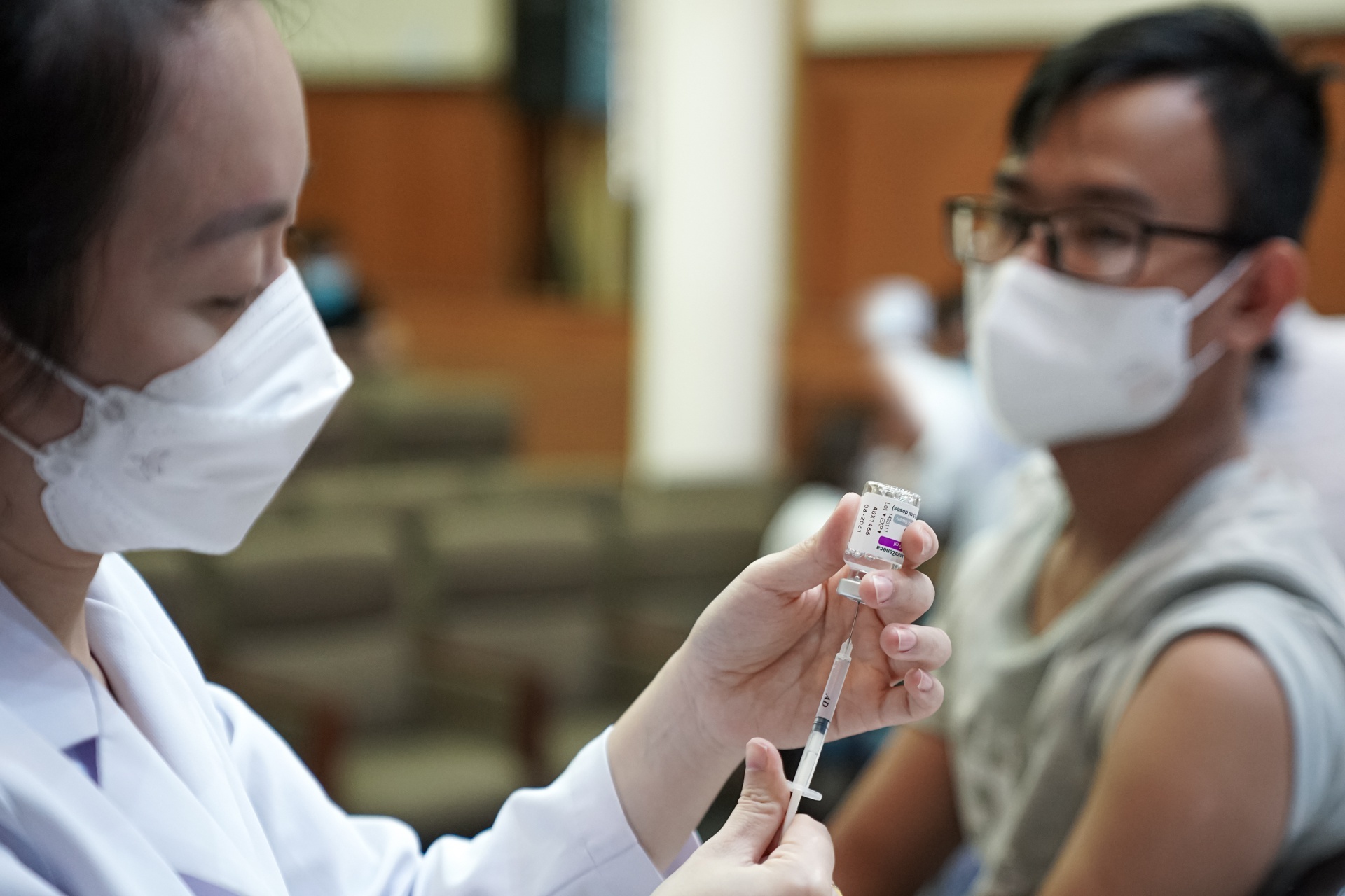 Tiem vaccine Covid-19 mui 1 bi soc phan ve co duoc tiem tiep khong? hinh anh