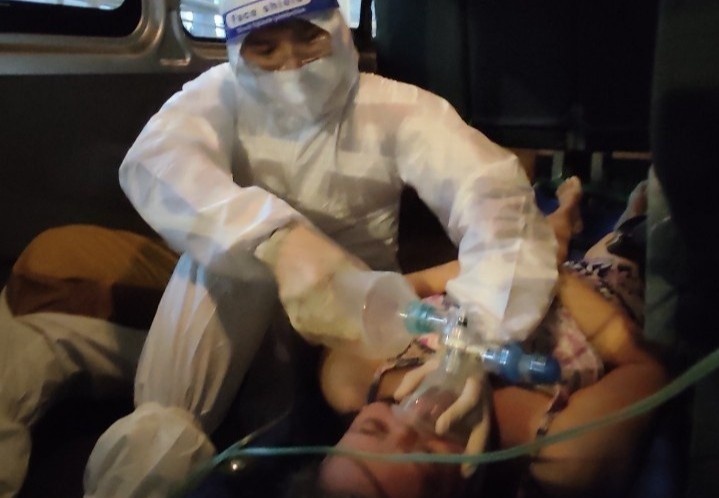 Cuu nguoi phu nu nghi mac Covid-19 bi suy ho hap hinh anh