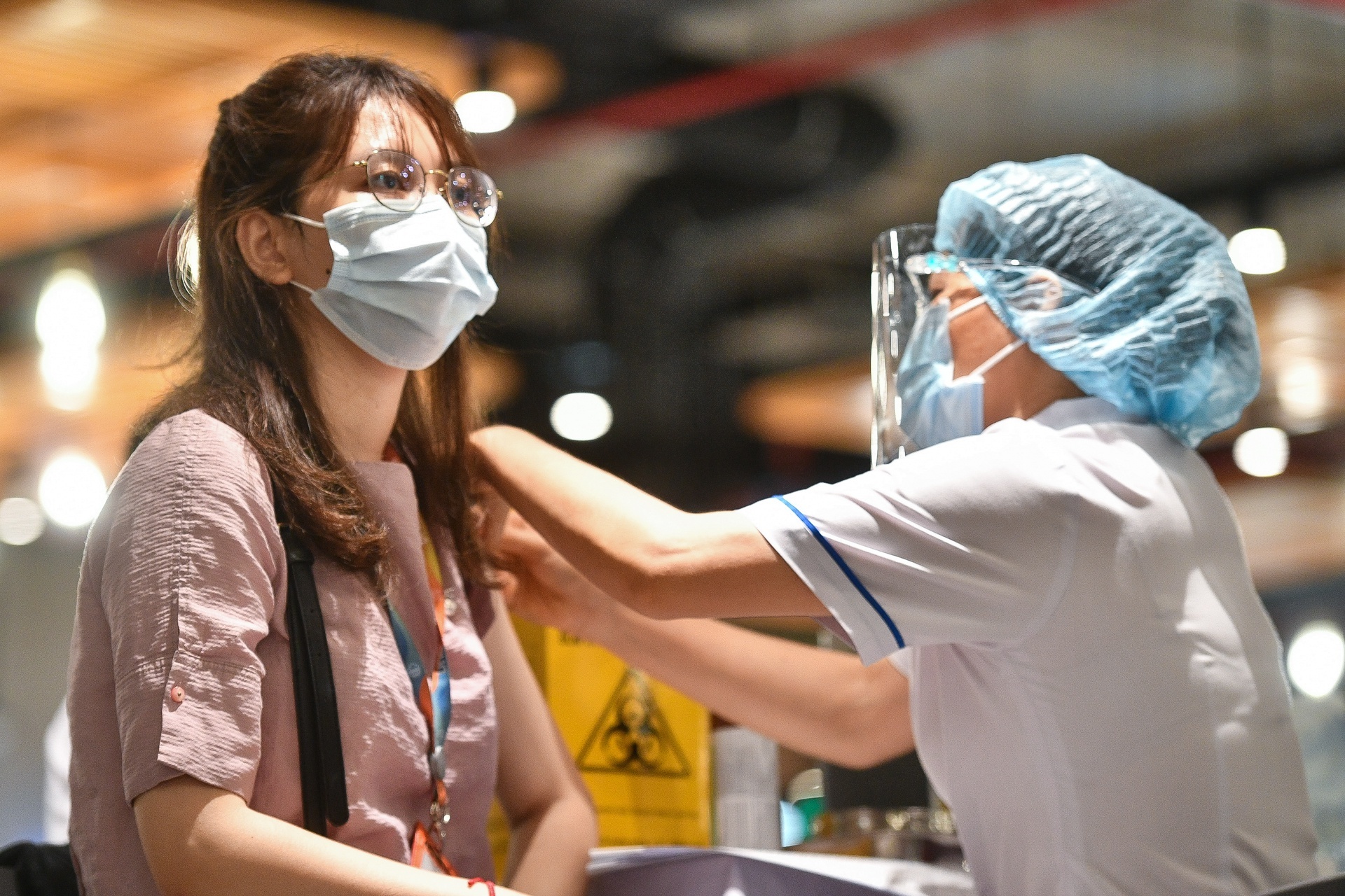 Gan 25% dan so tu 18 tuoi tro len o TP.HCM duoc tiem vaccine Covid-19 hinh anh