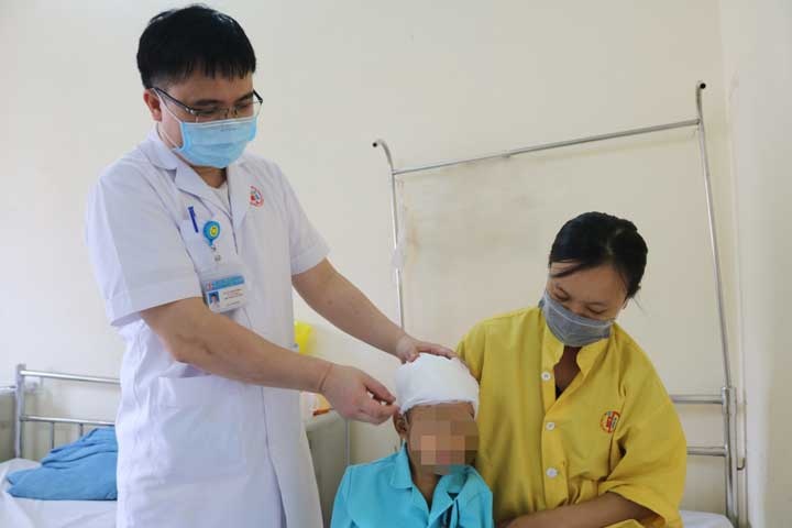 Be trai bi rach da dau vi cong sat de hinh anh