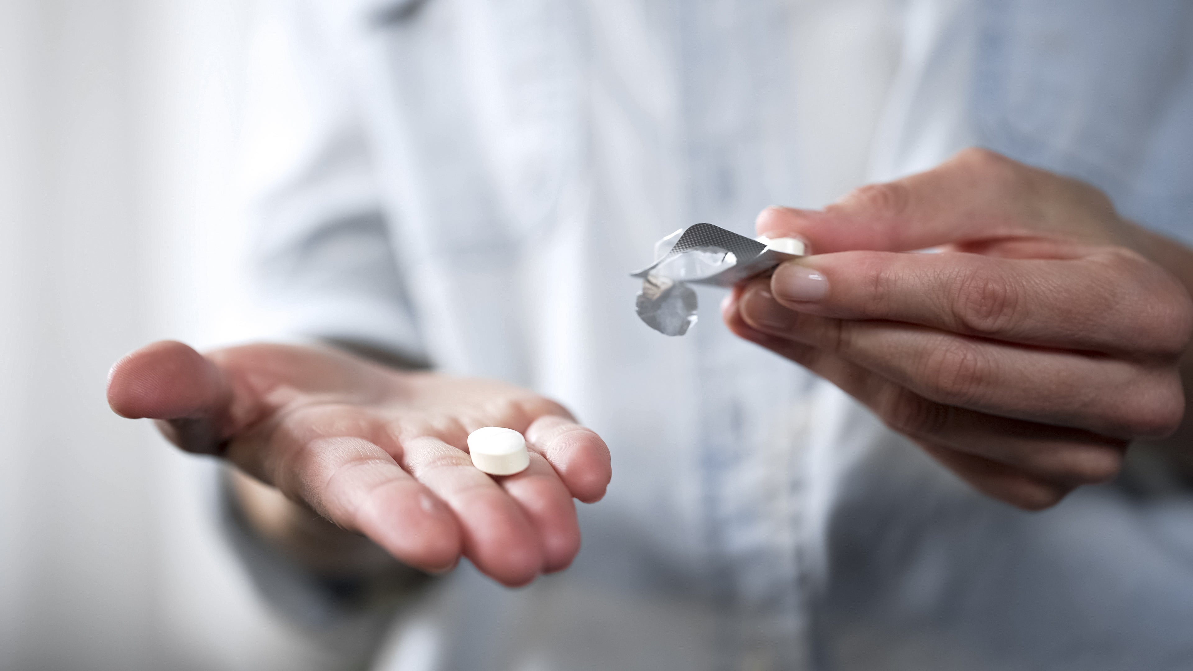 Loai thuoc khong nen ngung su dung truoc va sau tiem vaccine Covid-19 hinh anh